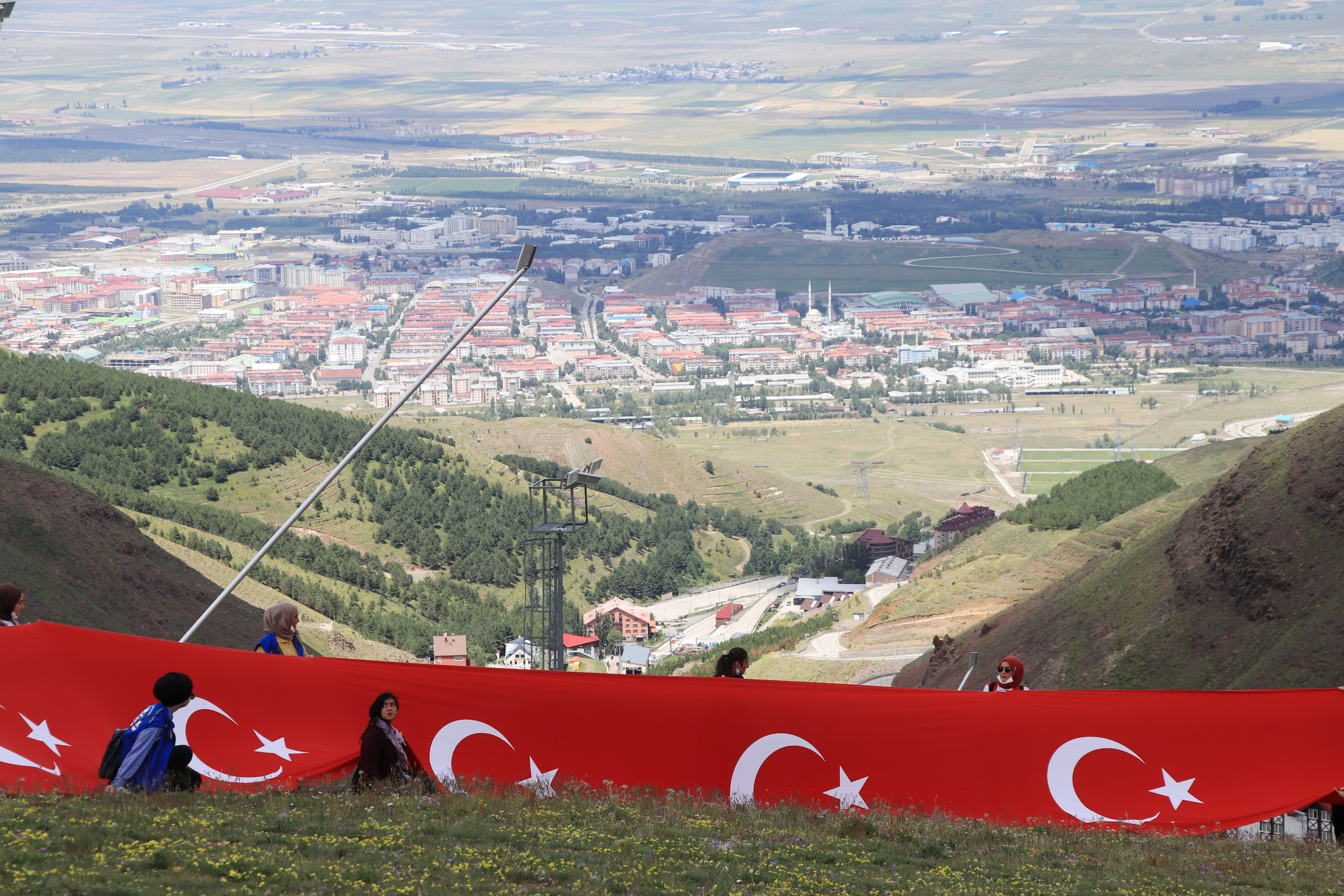 Youth carry giant Turkish flag to commemorate 4th anniversary of July 15 coup attempt