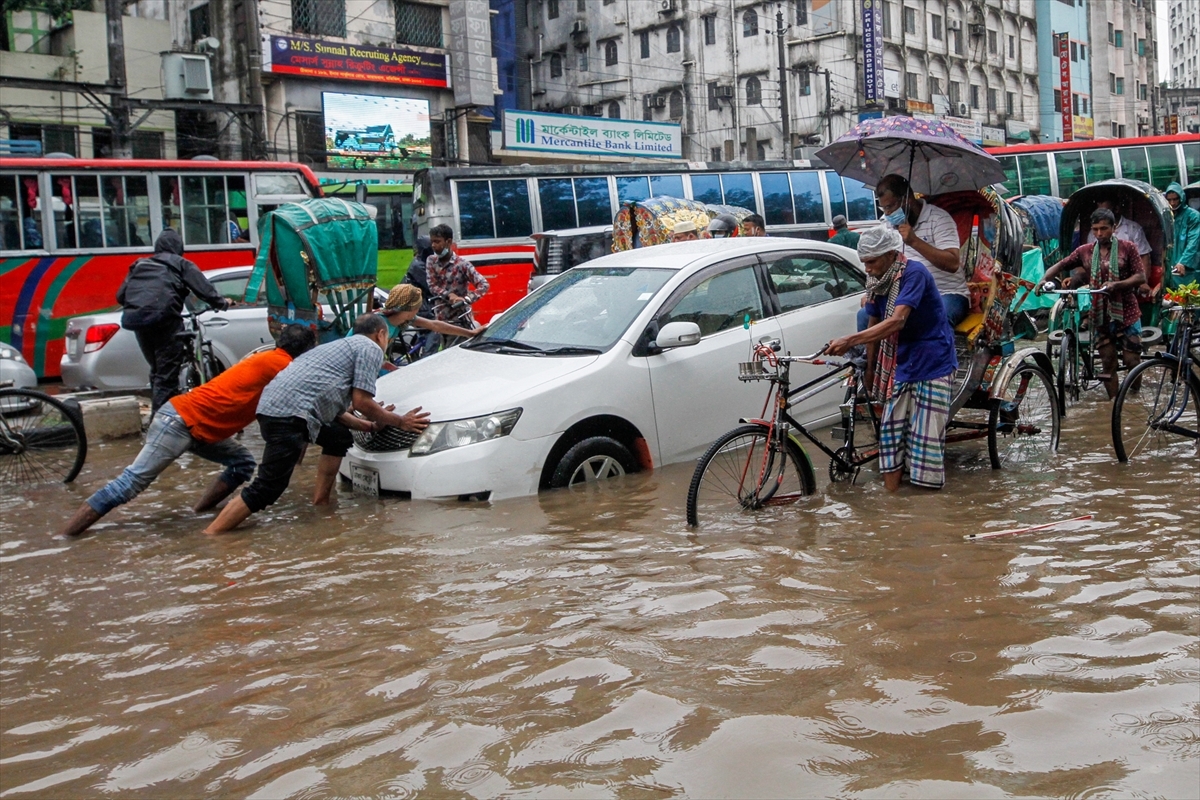 Floods hit Bangladesh's Dhaka
