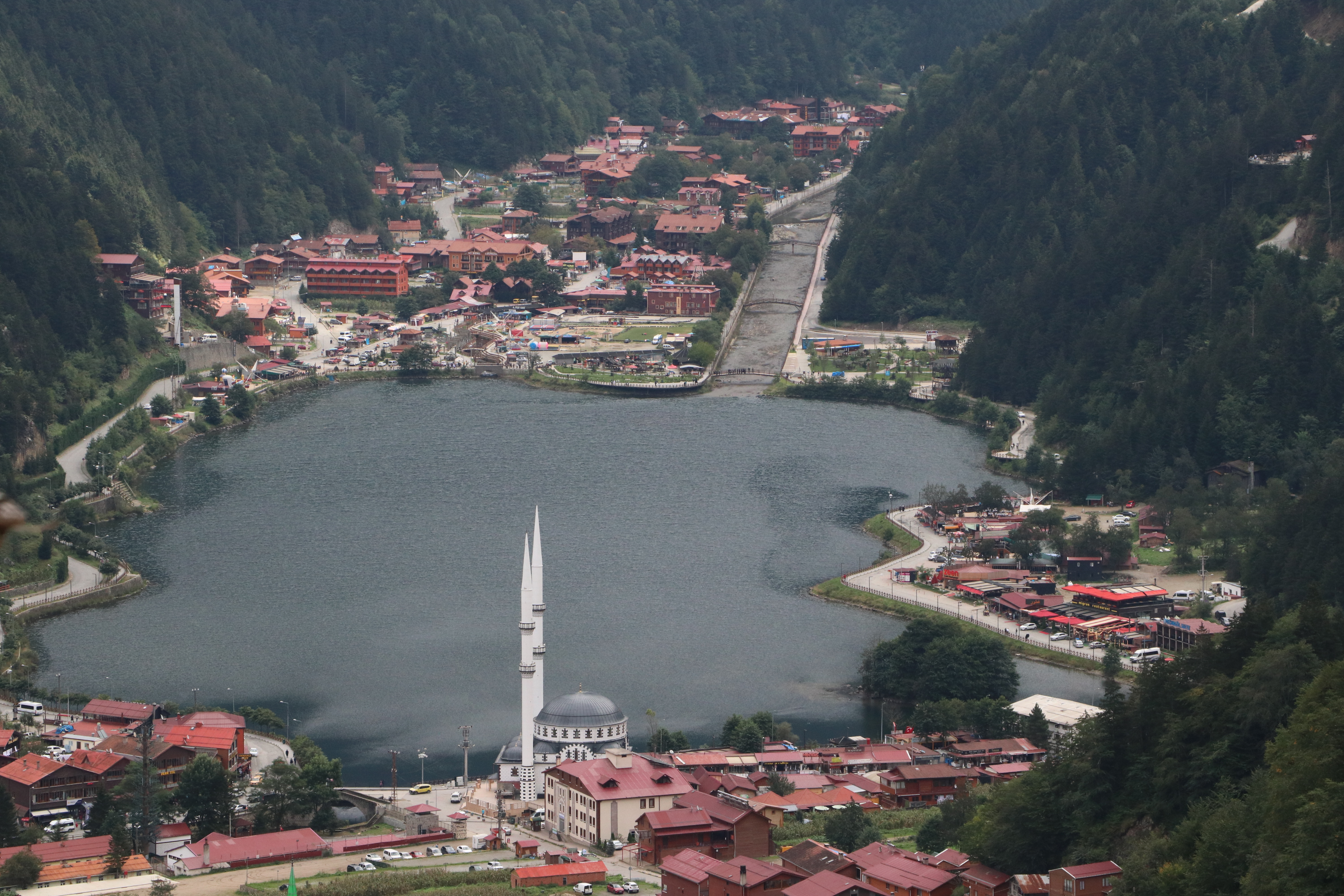 "أوزون غول".. بحيرة تركية يغرق في حبها السياح
