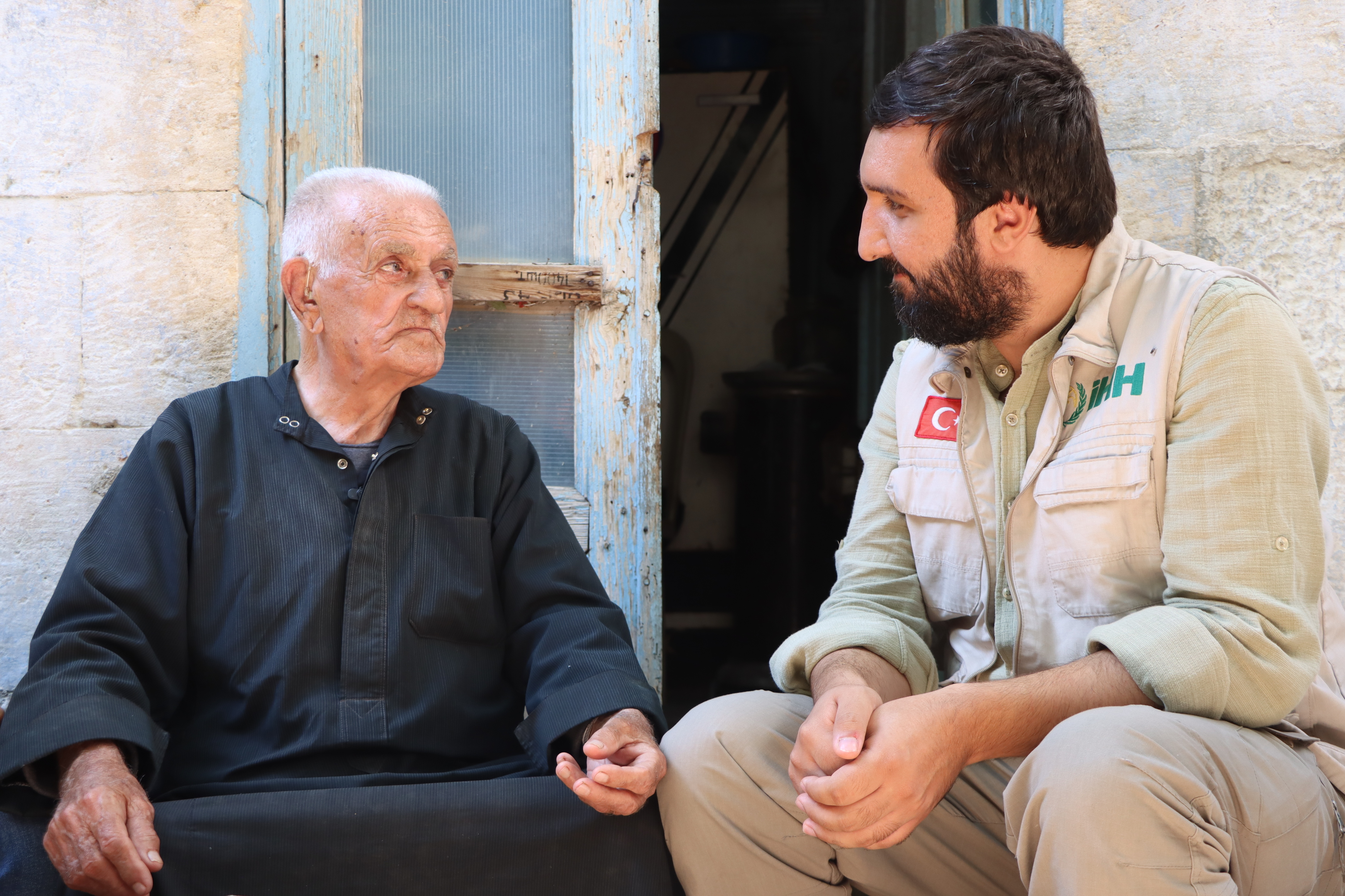 "الإغاثة التركية" تقدم مساعدة لمسن مسيحي يعيش وحيدا في إدلب