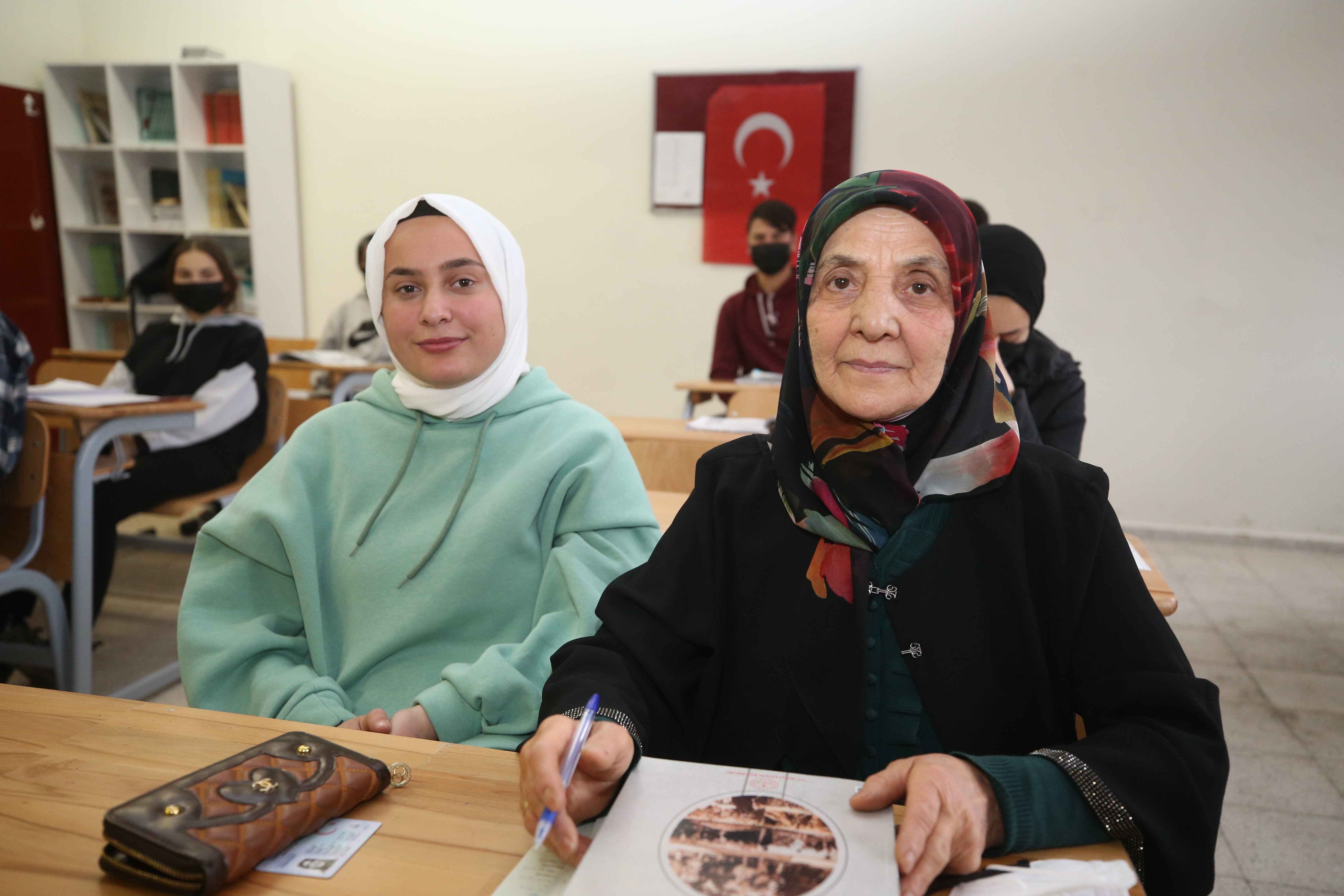 مسنة تركية تحقق حلمها بنيل شهادة الثانوية بعد بلوغها 84 عاما