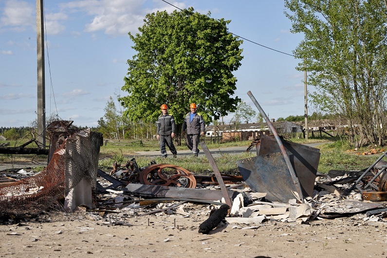 أوكرانيا.. عمال الكهرباء يعكفون على إنارة المنازل المتضررة