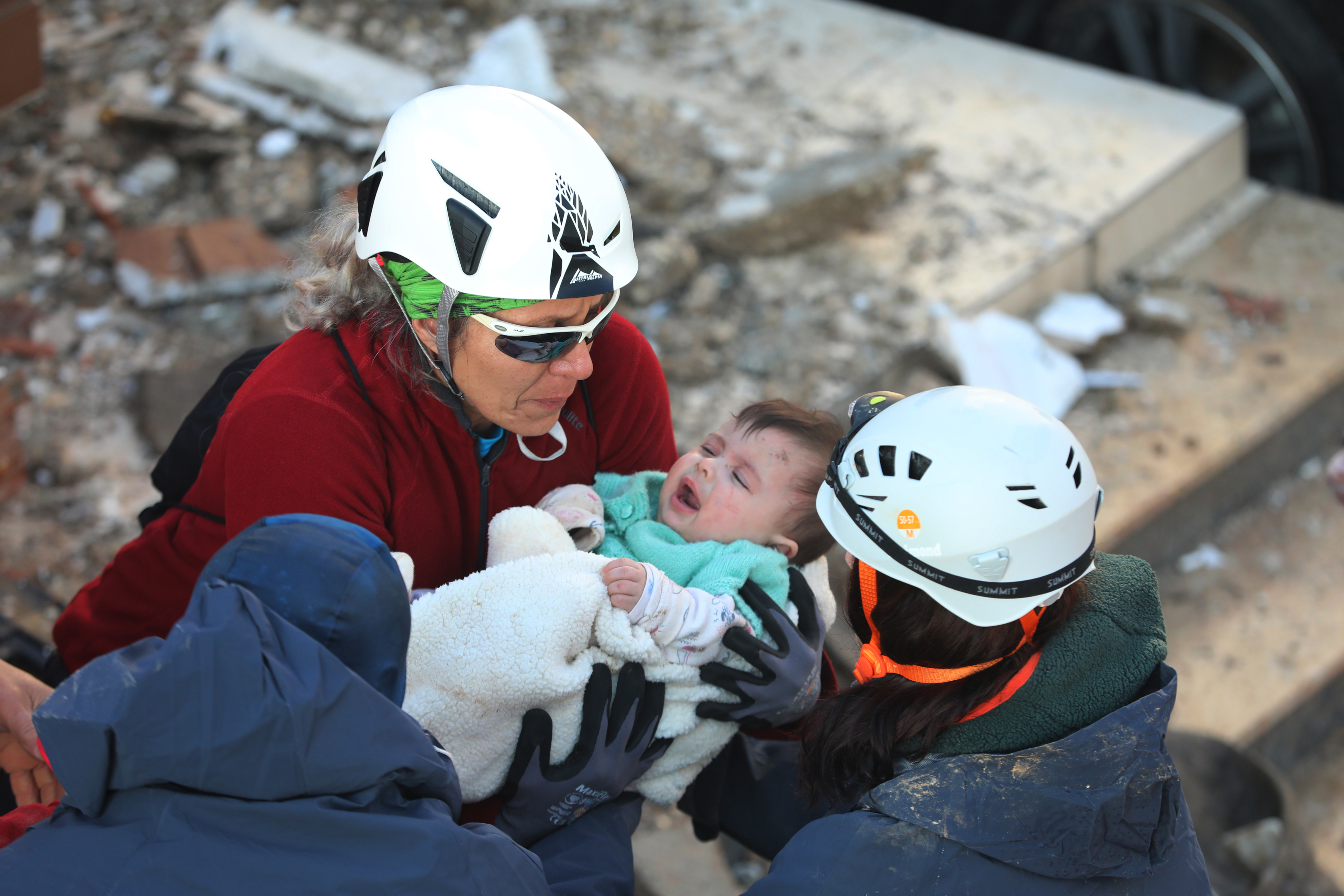 Случай спасения человека. Спасают детей под завалами в Турции. Турция с детьми.