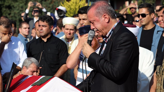 Erdoğan, Erol Olçok'un cenazesinde gözyaşlarını tutamadı