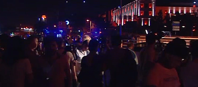 Ankara’da tanklar halkı ezdi