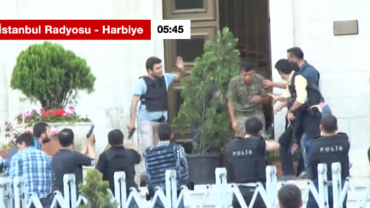 TRT İstanbul Radyosu’ndaki darbecilerin teslim anı